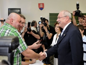 Gašparovič odvolil po návratu ze Štrasburku.